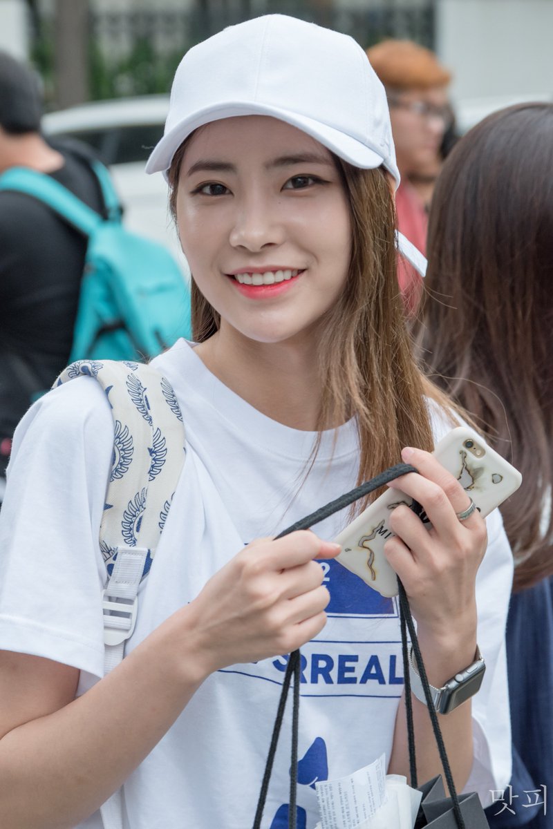 mpy_dia's tweet photo. 160701  뮤직뱅크 출근 직찍
#DIA #다이아 #희현
(@dia_official) https://t.co/TCrgk3zJA7