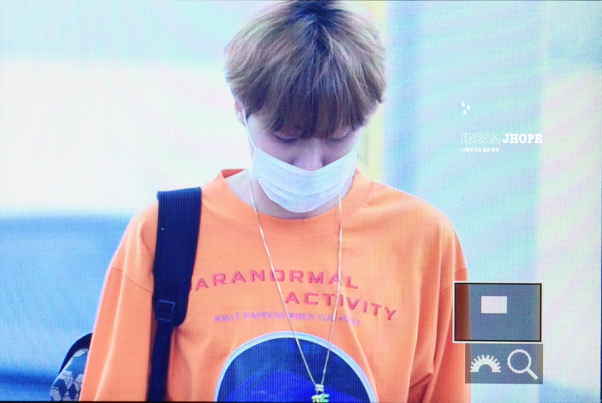IdealJHope's tweet photo. 160701 인천출국 #방탄소년단 #제이홉 #정호석 #홉이 @BTS_twt 
비가오는 날에💧☔️
오빠 잘 다녀와❤️ https://t.co/ADUmhtjb6v