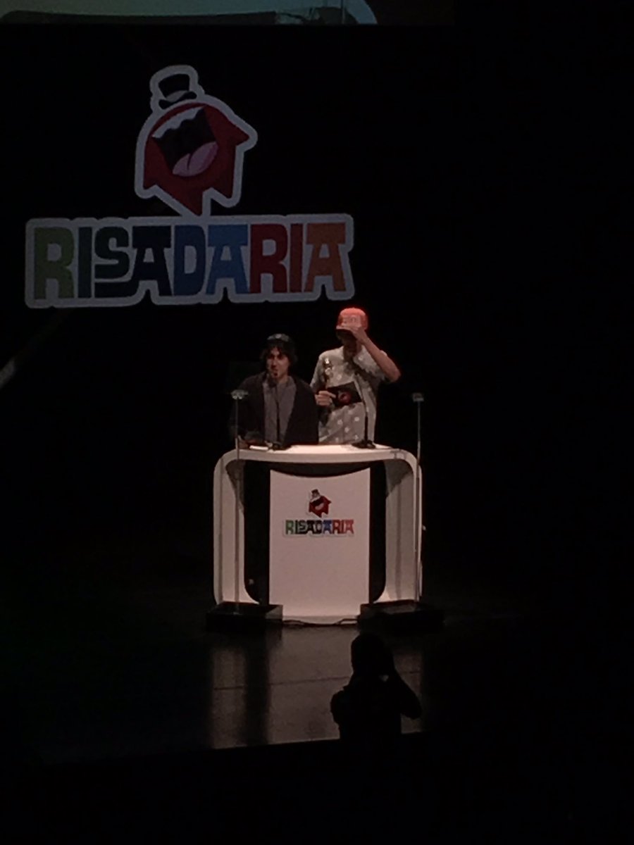 Não sei o que eu to fazendo aqui, mas o <a href="/FeCastanhari/">Felipe Castanhari</a> tá apresentando #risadaria