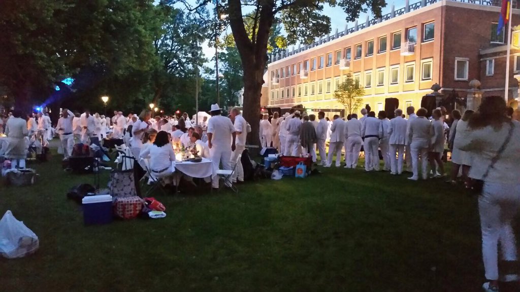 Wat een ervaring met 1600 man in het wit 'picknicken'. Super avond gehad. Volgend jaar echt in de zomer?!?