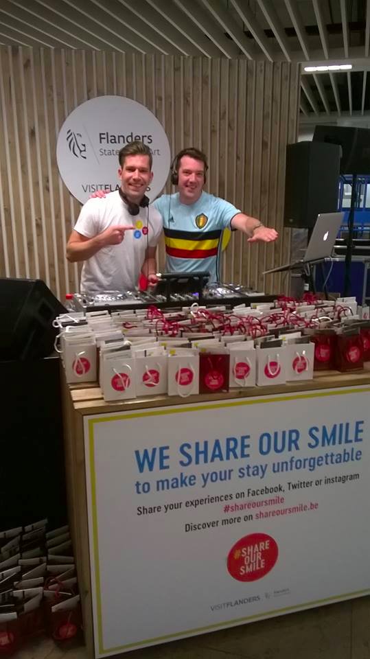 arriving at <a href="/BrusselsAirport/">Brussels Airport</a> this morning? Don’t forget to pass by the <a href="/blom_brothers/">Blom Brothers</a> DJ booth #shareoursmile
