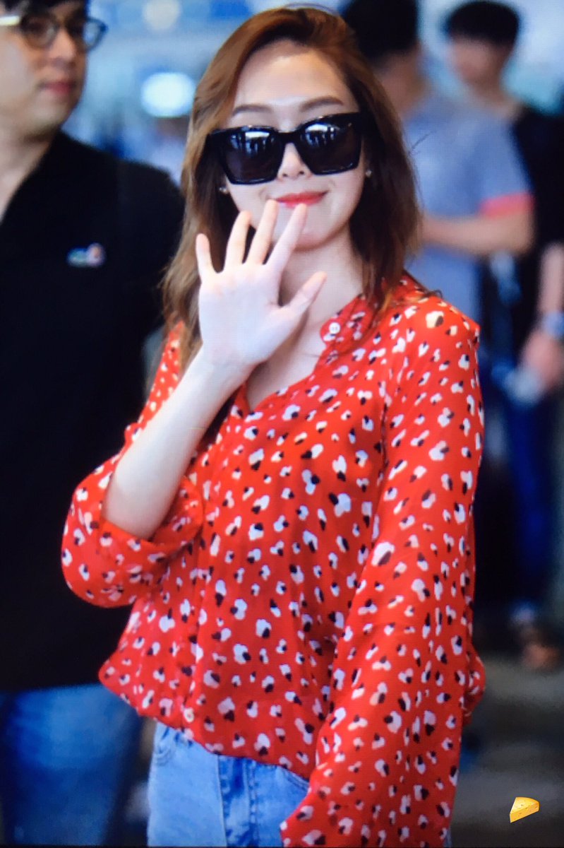 [PIC][01-07-2016]Jessica trở về Hàn Quốc vào hôm nay CmQ6HZBUIAAOfAI
