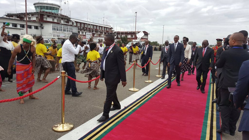 Rais wa Rwanda, Paul Kagame amewasili nchini kwa ziara ya siku 2 na kupokelewa na mwenyeji wake Rais Magufuli
#JFLeo