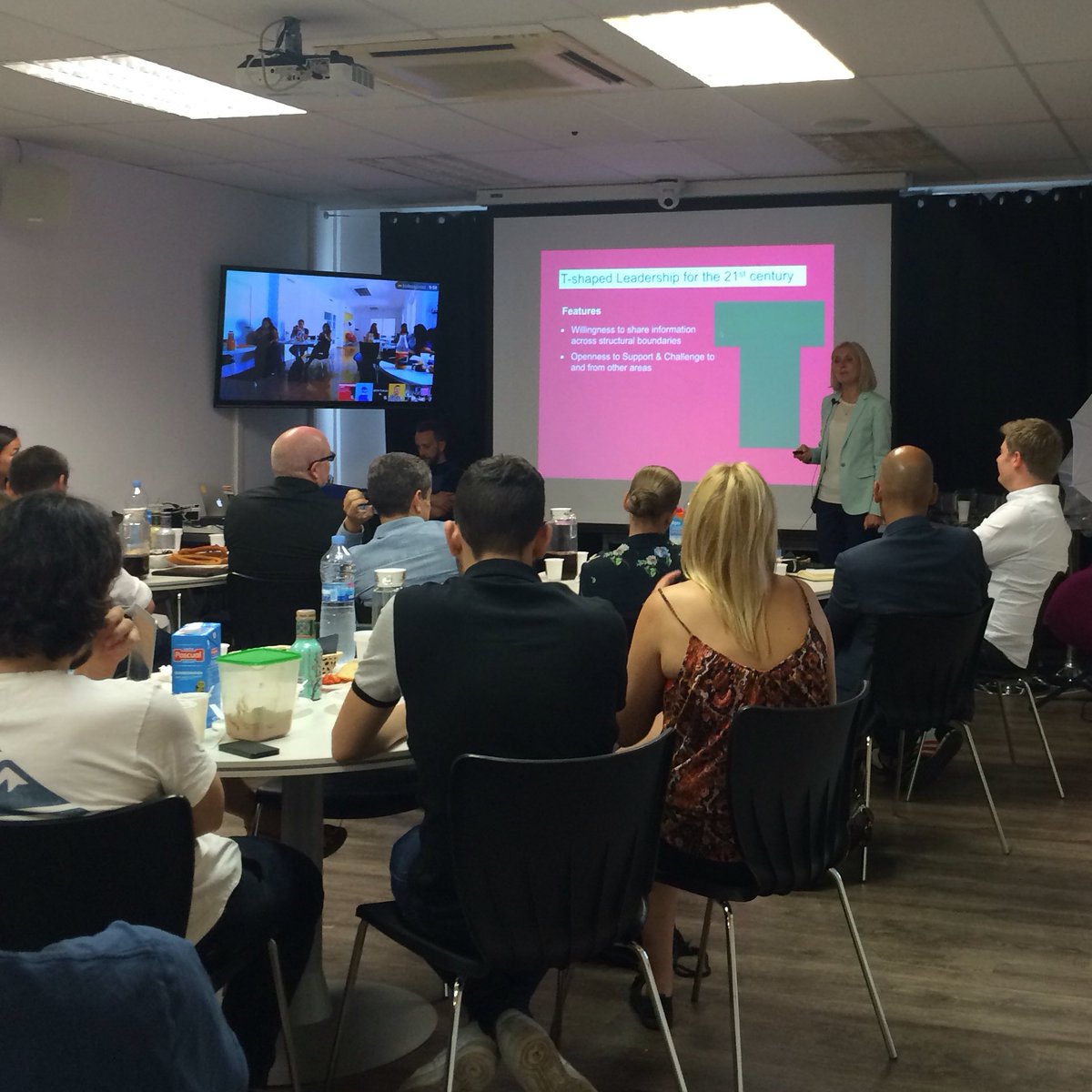 amelianycmadrid's tweet photo. T style leaders cross boundaries, share and establish networks. Today's #TcDesayunos on leadership #TcBrexIn https://t.co/lkslw2FVFD