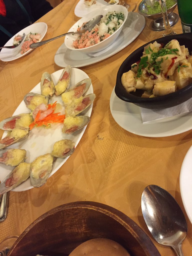aleberco's tweet photo. Machas al parmesano, locos al pil pil, ceviche sureño y centolla gratinada. Gracias La Olla, gracias Puerto Varas. https://t.co/U7TjglupLW