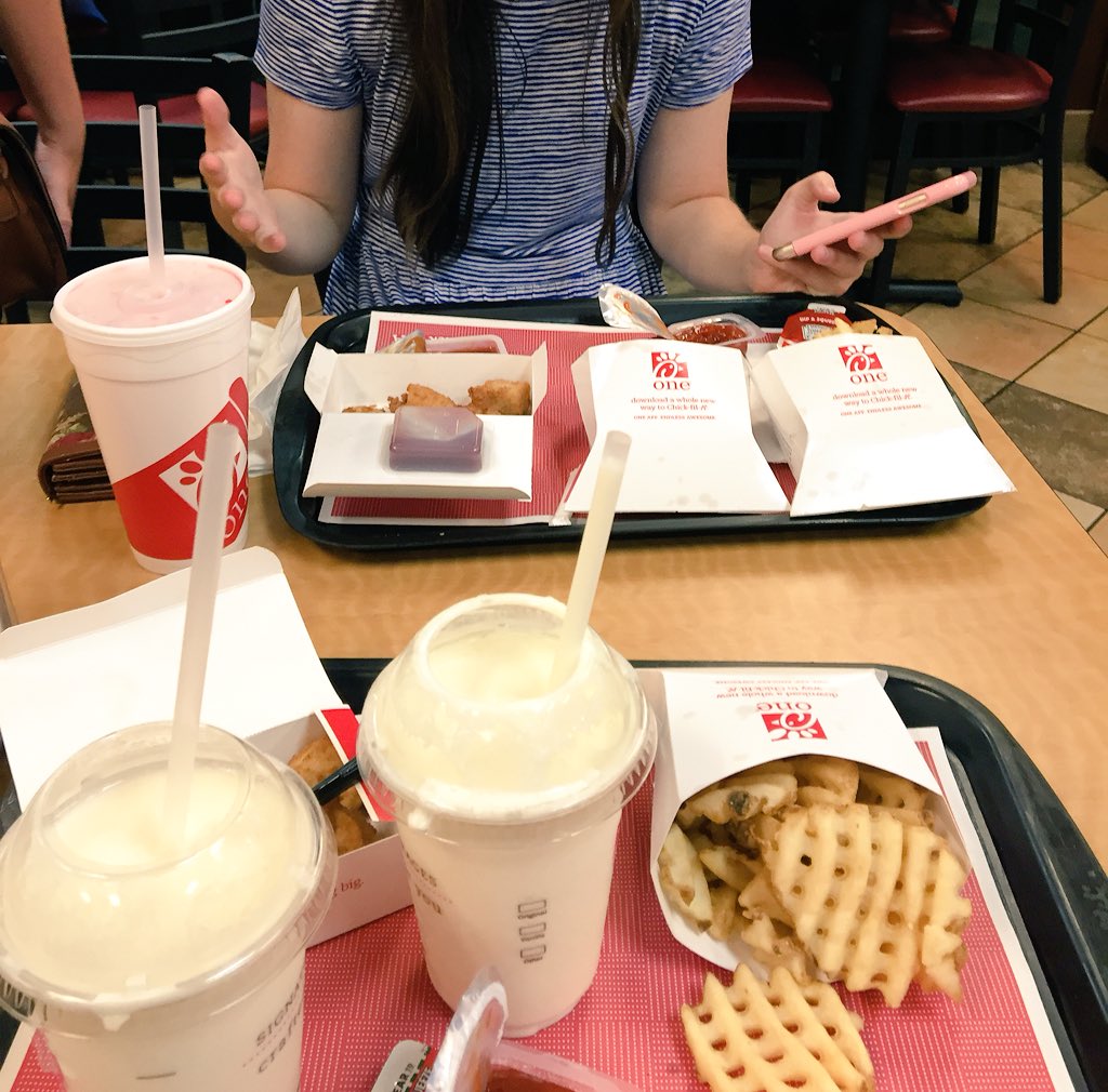 haylz321's tweet photo. Chick-fil-a gave Lizzie extra fries and me a frozen lemonade by accident😍😍🙏🏼🙏🏼 https://t.co/Y0mkpZartR