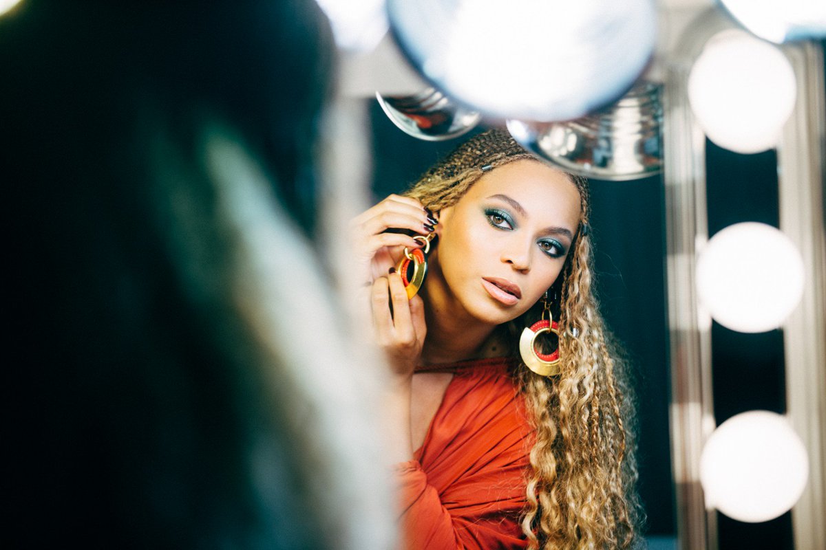 BeyLegion's tweet photo. Beyoncé looking gorgeous backstage! #FormationWorldTour #Cardiff https://t.co/zNakDK1UBv
