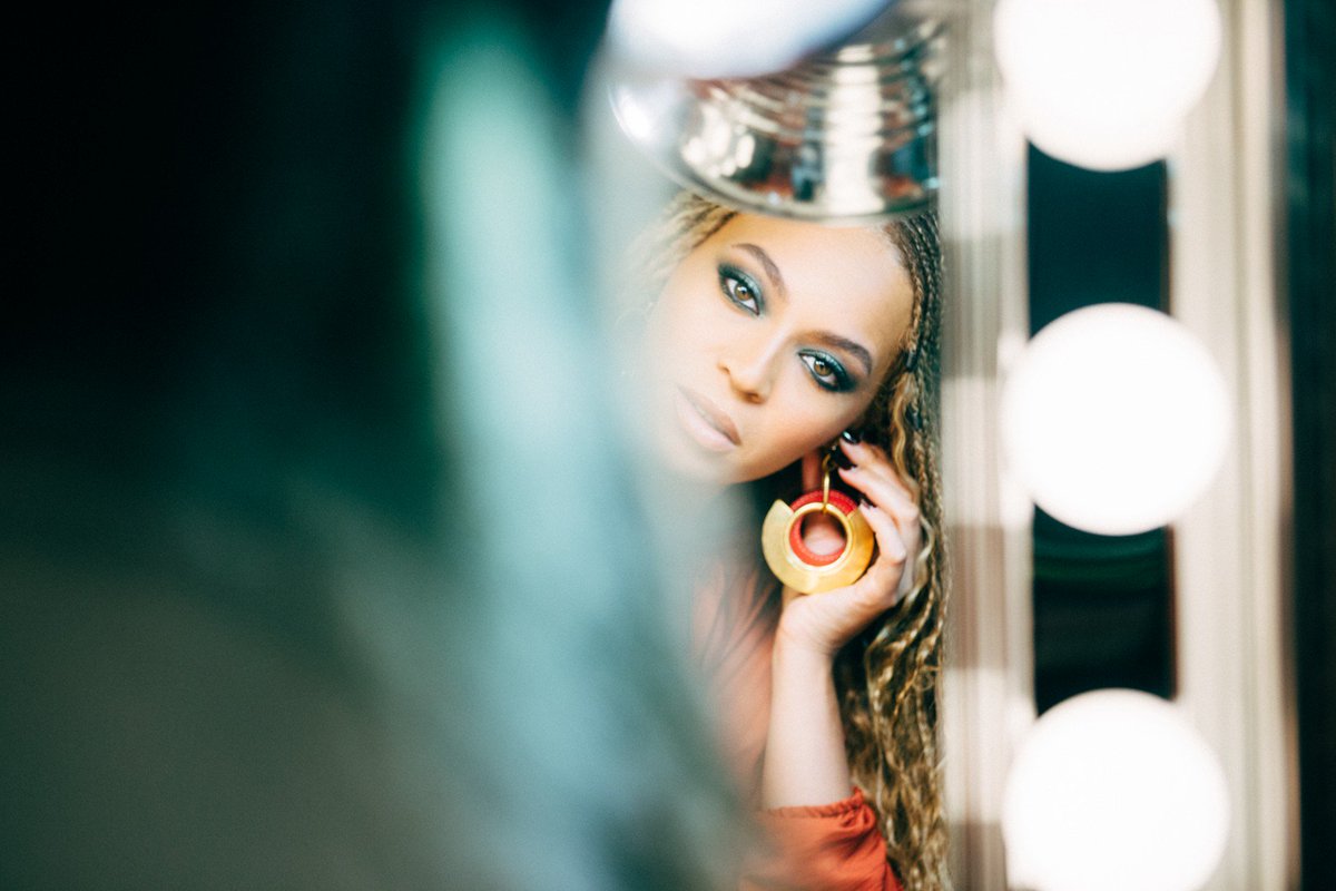 BeyLegion's tweet photo. Beyoncé looking gorgeous backstage! #FormationWorldTour #Cardiff https://t.co/zNakDK1UBv