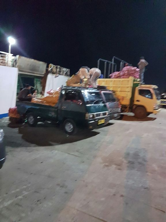 titikkoma_post's tweet photo. OP  PERAK TIDAK TEGAS TENTANG SOP RO-RO AKIBATNYA BARANG TERTAHAN BERJAM-JAM DI BANJARMASIN https://t.co/dXYTLDghH7 https://t.co/3GufCphdoD