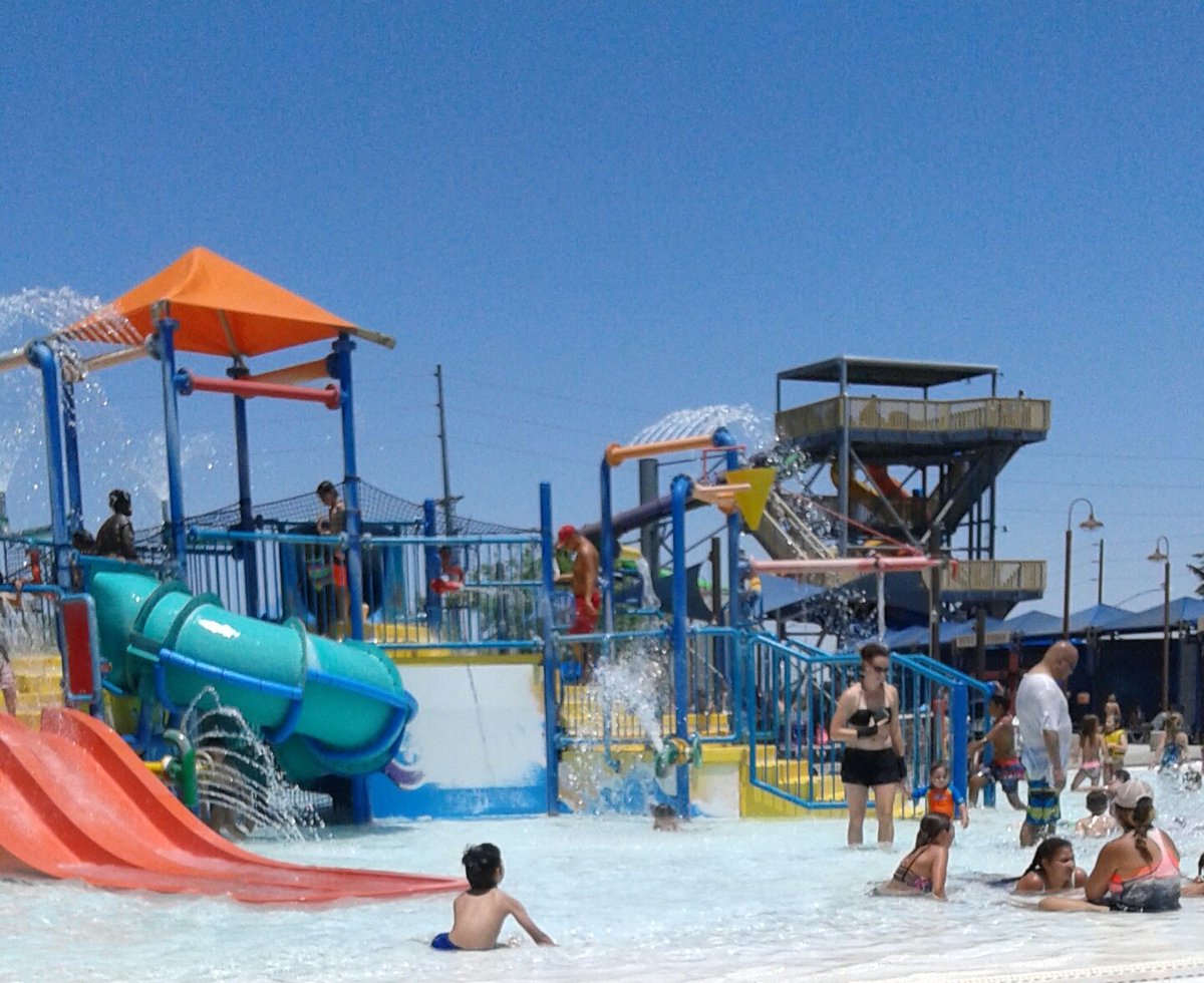 guy_sarah's tweet photo. Ways to escape the heat:
3: $1 movies at the cinema 
4: cooling off at the local water park
#desertheat #funwfriends https://t.co/V7Mzxph0sl