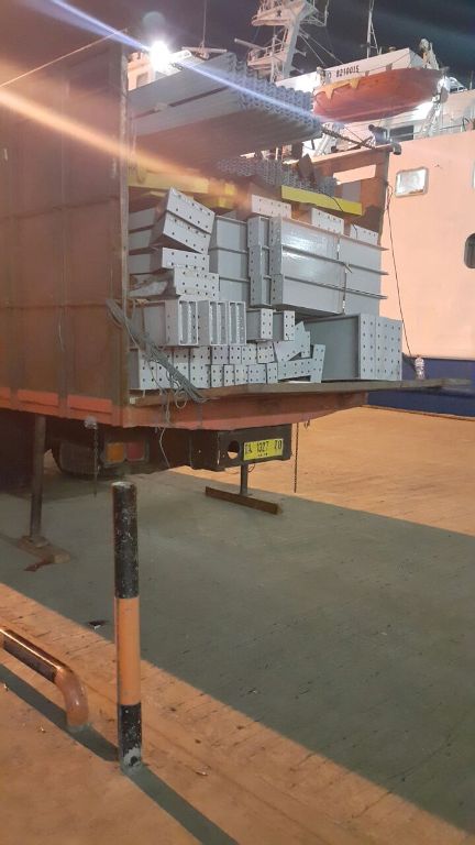 titikkoma_post's tweet photo. OP  PERAK TIDAK TEGAS TENTANG SOP RO-RO AKIBATNYA BARANG TERTAHAN BERJAM-JAM DI BANJARMASIN https://t.co/dXYTLDghH7 https://t.co/3GufCphdoD