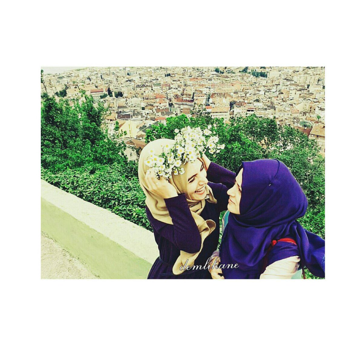 ♡♡ . ||♪:
-

#صديقتي كأن الله خلقها من نوراً وطهر ،
#صديقتي والله معنى النعيم . 🌸🍂