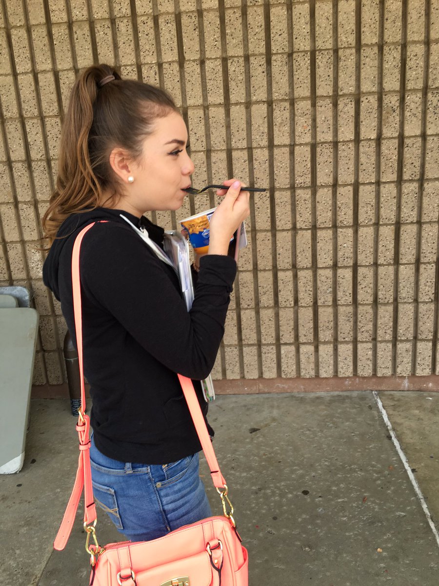 miraandaag's tweet image. #RIPVal she ain't dead she's just not responding to me and Melinda🙄🤔