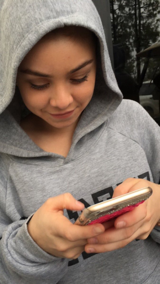 miraandaag's tweet image. #RIPVal she ain't dead she's just not responding to me and Melinda🙄🤔