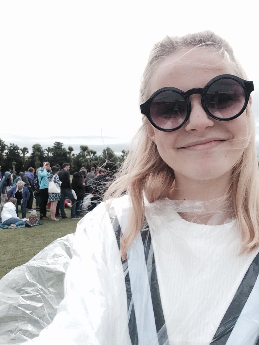 JessieFaerber's tweet photo. Sunnies + poncho #thanksBritain #WimbledonQueue 🎾 https://t.co/KP7AQi9CSc
