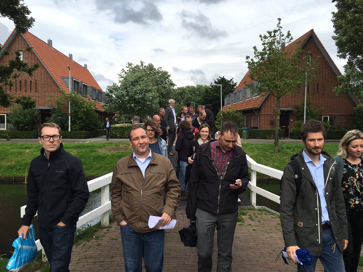 Dotkylie's tweet photo. Met collega's van KuiperCompagnons wandelen door Vreewijk. Daar begon het 100 jaar geleden #kuipercompagnons https://t.co/z7Z8SuXkmX