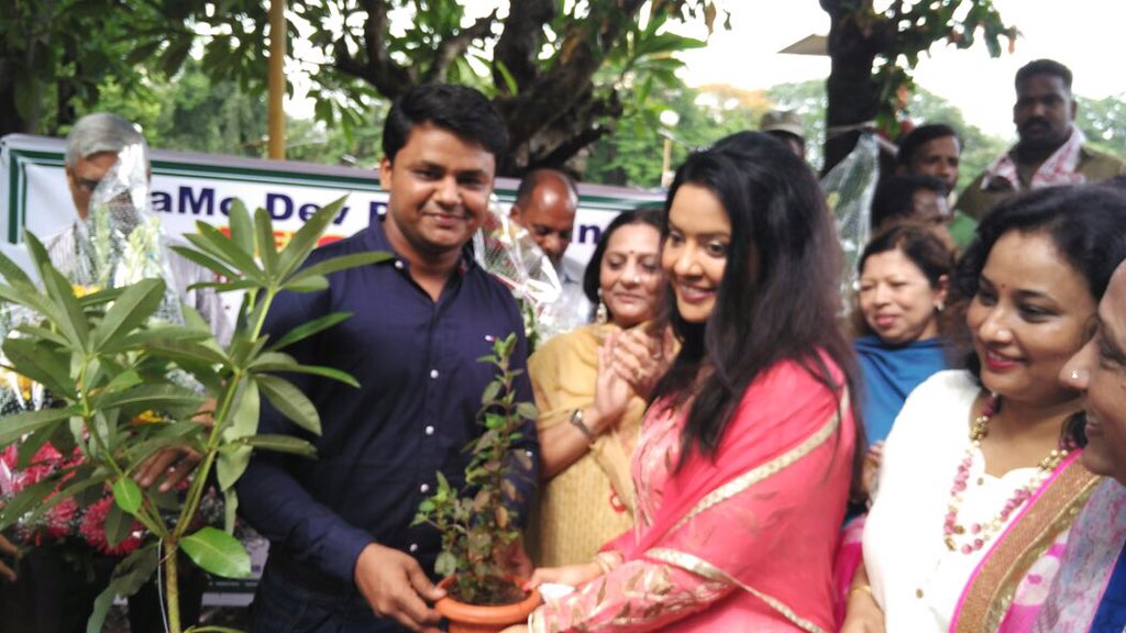 fadnavis_amruta's tweet image. Proud to b a part of Mah Govt&apos;s 2 crore tree plantation drive-planted saplings wth Walsingham school students &amp;amp; NGOs