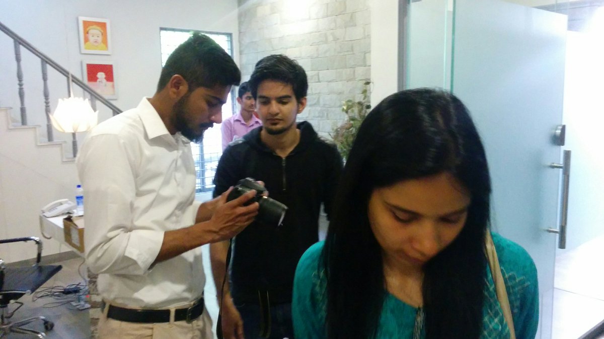 AgayBarho's tweet photo. #AGAYBARHO! #BehindTheScenes #Photography #MeetingClients #ROZEETeam https://t.co/Xi3QD4Ee9K
