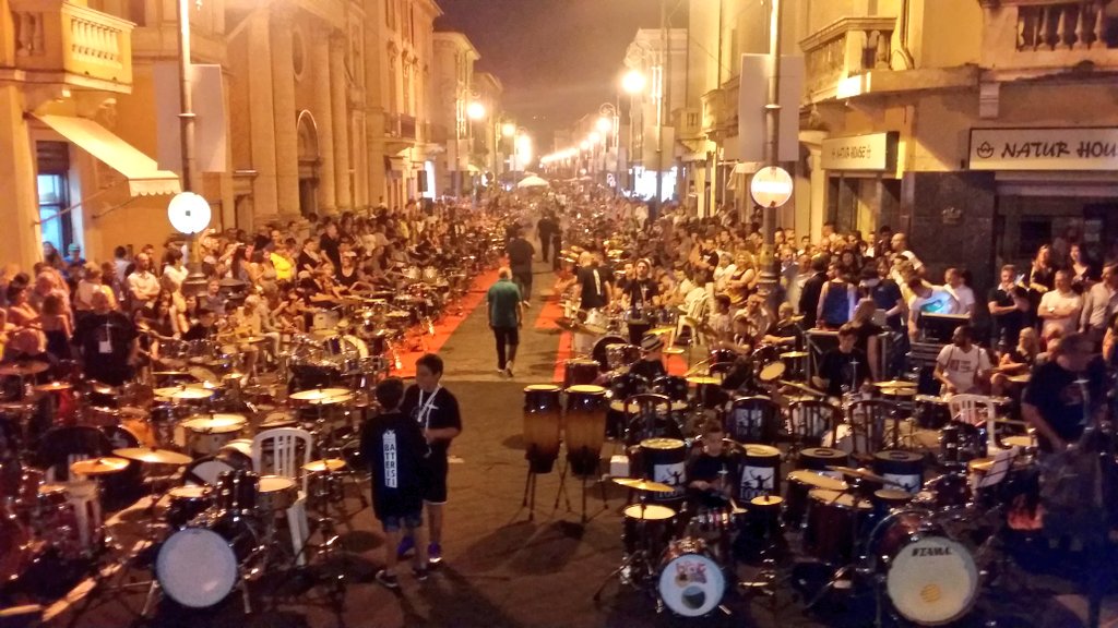 ValeriaAltobell's tweet photo. Gioia su tela. "Autoritratto pieno di occhi." "Città piena di musica." #MYSORA #100%Batteristi #LaPompaChePicchia 🎧🎶 https://t.co/HvZxJIkqMM