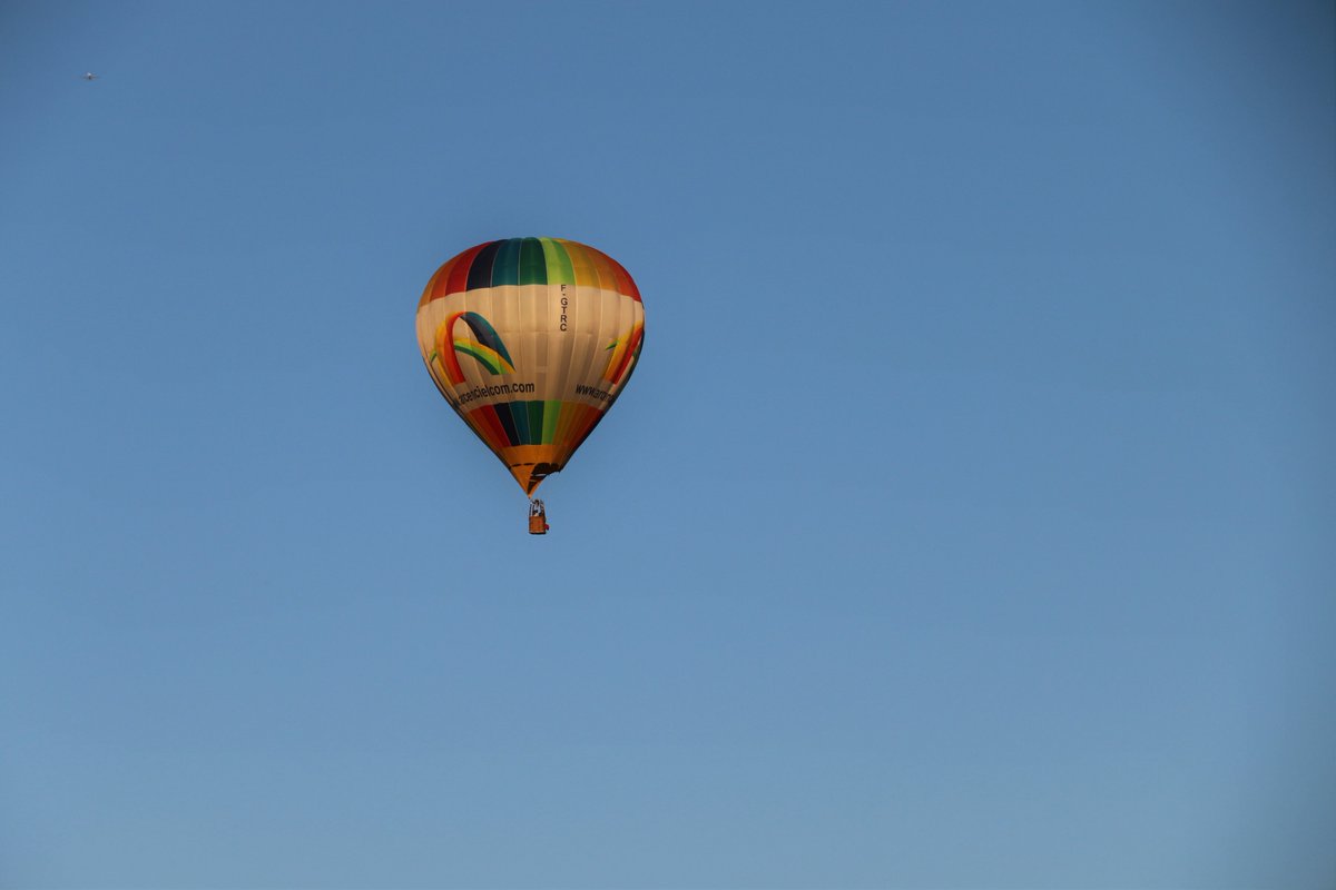 CroixDuMerle's tweet photo. Une montgolfière est passée... N'oubliez pas #Montgolfiades de #SaintEmilion en octobre https://t.co/gWCxlHrVmS https://t.co/KVbPoUbUjA