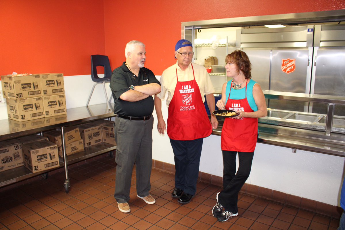 DonaldBeckley's tweet photo. United Airlines volunteering at the Salvation Army-Las Vegas https://t.co/dZFhsXQylt