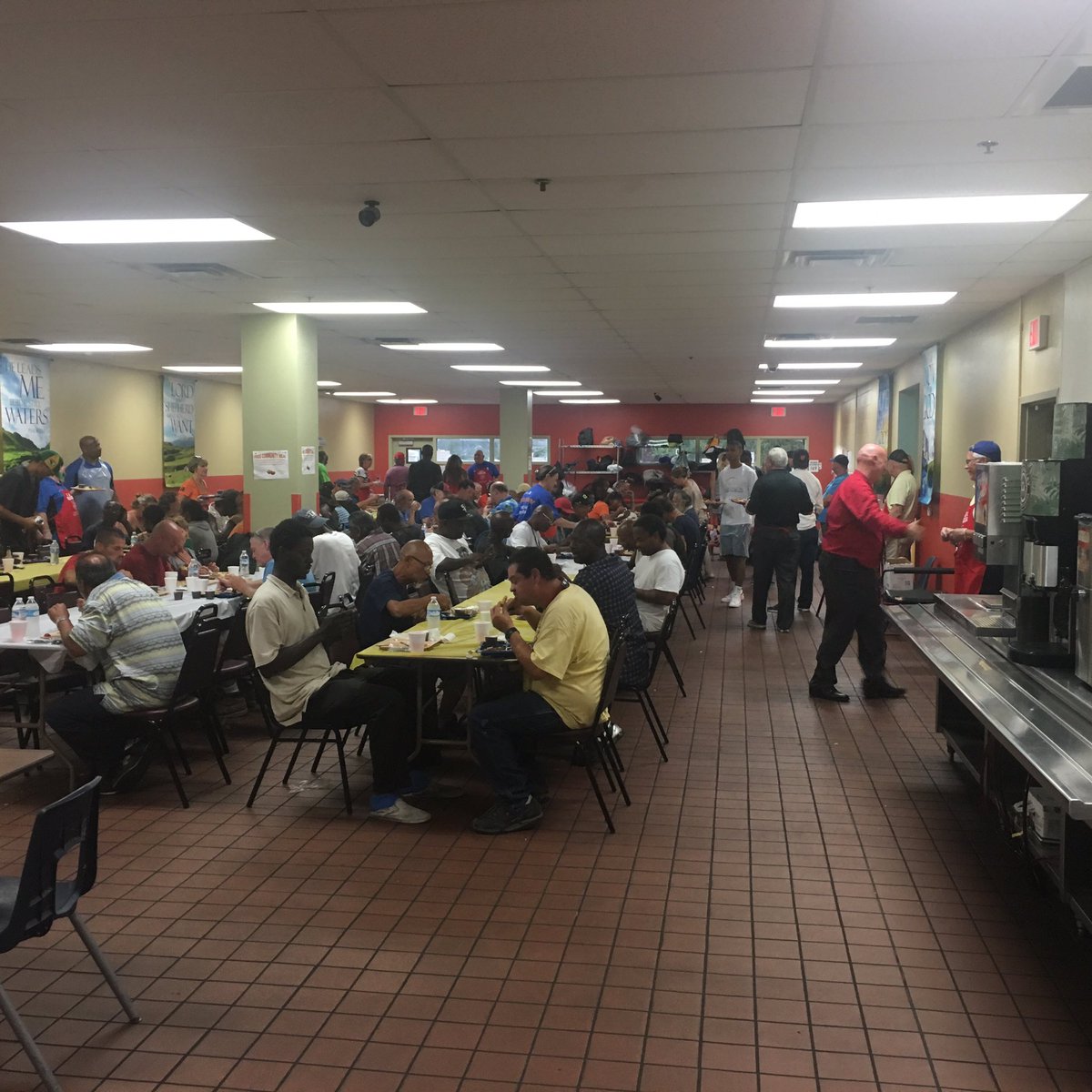 DonaldBeckley's tweet photo. United Airlines volunteering at the Salvation Army-Las Vegas https://t.co/dZFhsXQylt