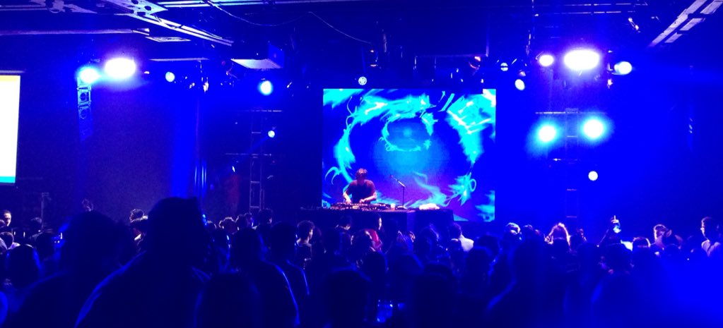 podcasteria's tweet photo. .@SoyElDia cerrando una GRAN noche. #MinimixLIVE https://t.co/S4ZfpWC4So