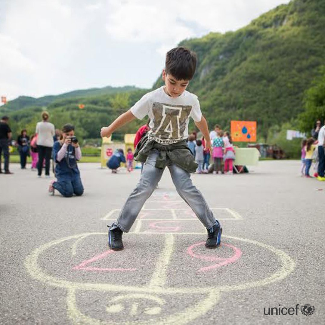 UNICEFmne's tweet photo. Svako #dijete ima #pravo na #igru. Djeca najbolje uče kroz igru. Djeco, želimo vam razigran vikend. #UnicefMNE https://t.co/XMhXkfZR3G