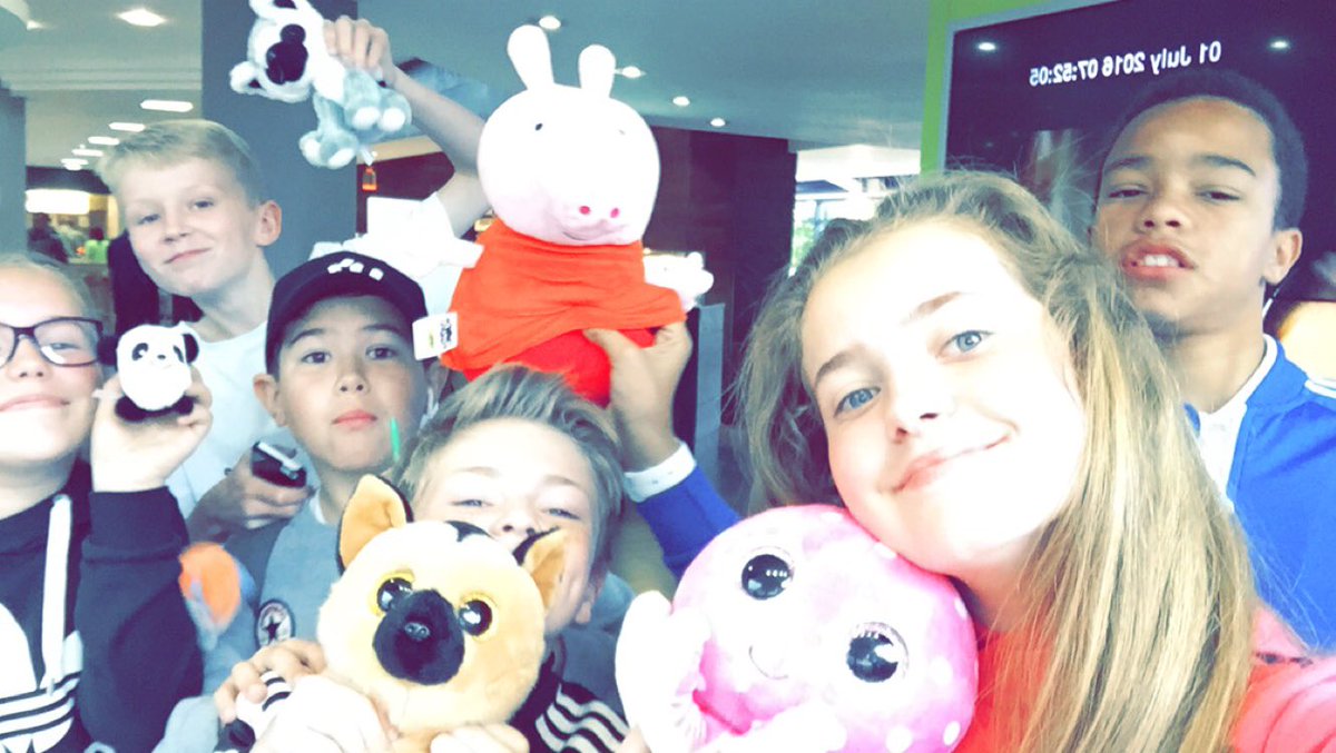 lottierosex's tweet photo. Lee the pigeon and fam👭🔥👫 https://t.co/HjqdtXNiGh