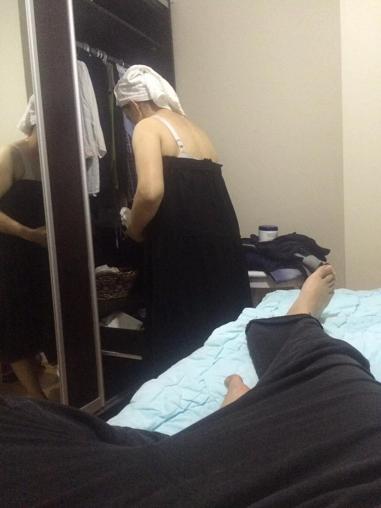 İç çamaşırlarıyla yatak odasında poz veren kadın