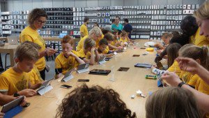 Groep 7/8B naar de Applestore elckerlyc-heiloo.nl/groep-78b-naar…