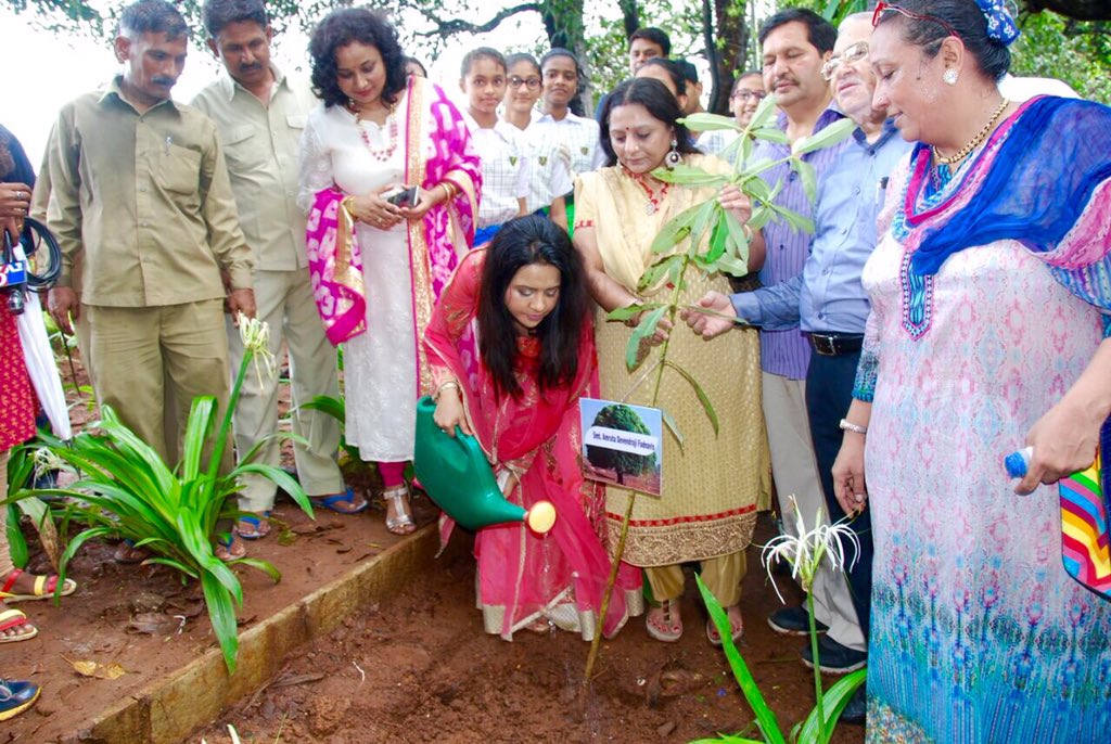 fadnavis_amruta's tweet image. Proud to b a part of Mah Govt&apos;s 2 crore tree plantation drive-planted saplings wth Walsingham school students &amp;amp; NGOs