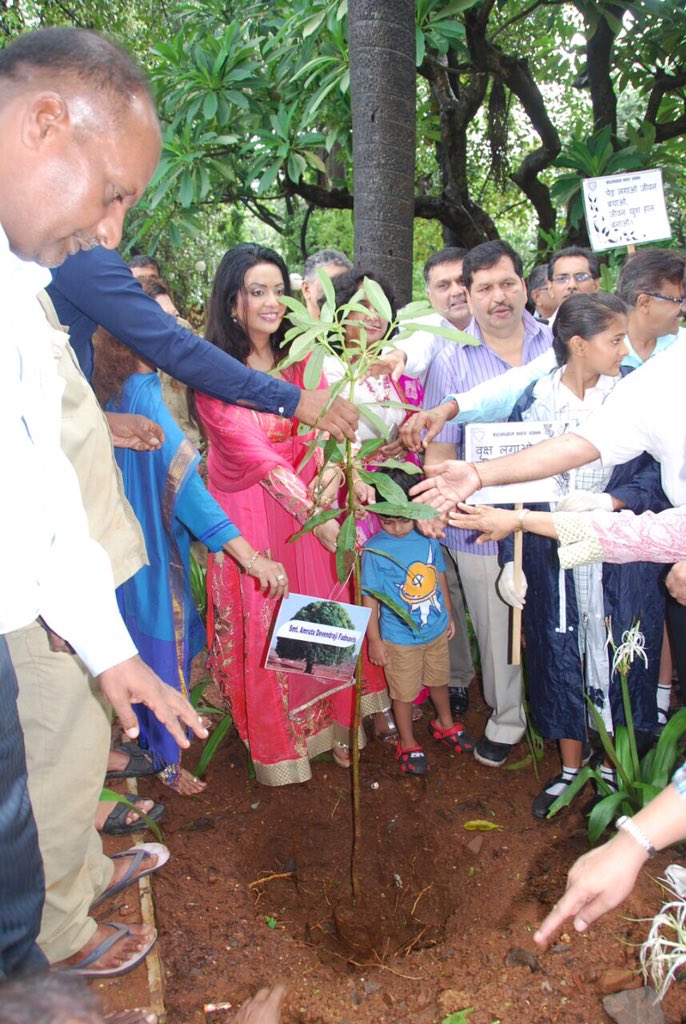fadnavis_amruta's tweet image. Proud to b a part of Mah Govt&apos;s 2 crore tree plantation drive-planted saplings wth Walsingham school students &amp;amp; NGOs