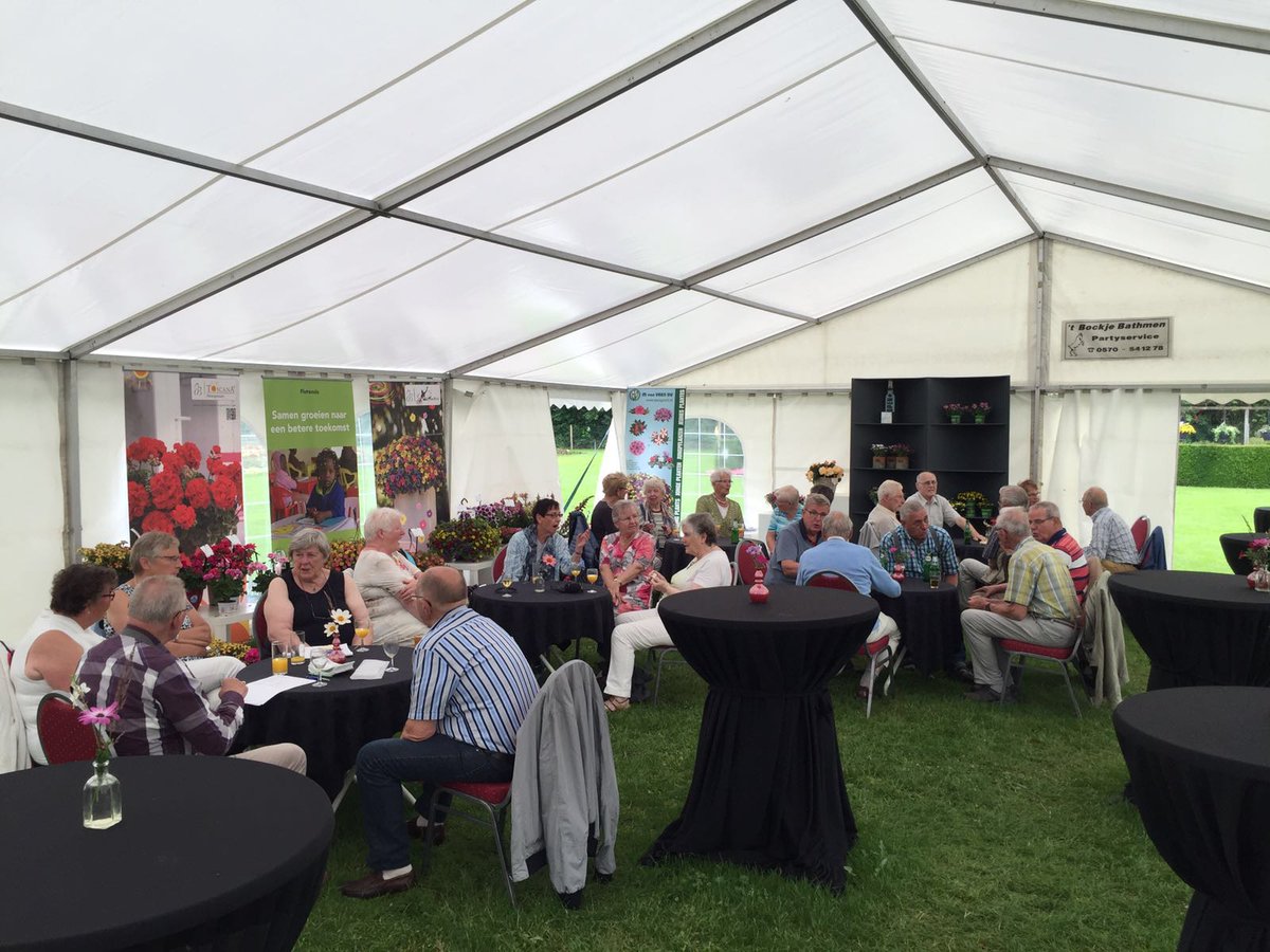 De jongeren uit Twello nemen een kijkje in de Happy Summer Tuin.