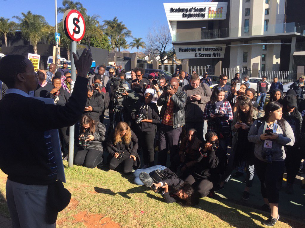Joernaliste saam buite die SAUK-hoofkantoor in Aucklandpark. #BlackFriday