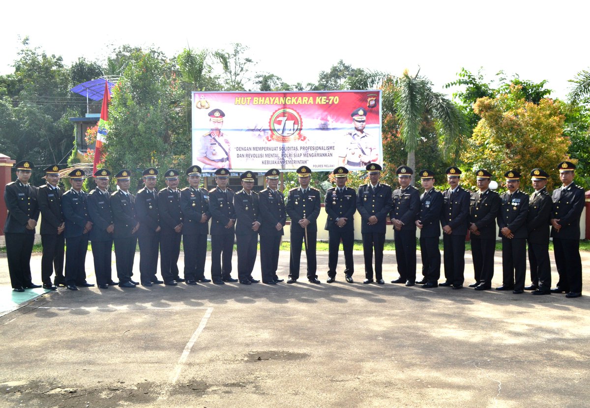 HumasResMlw's tweet photo. selesai apel hut bhayangkara kapolres melawi melakukan foto bersama https://t.co/Ngf7TX502a