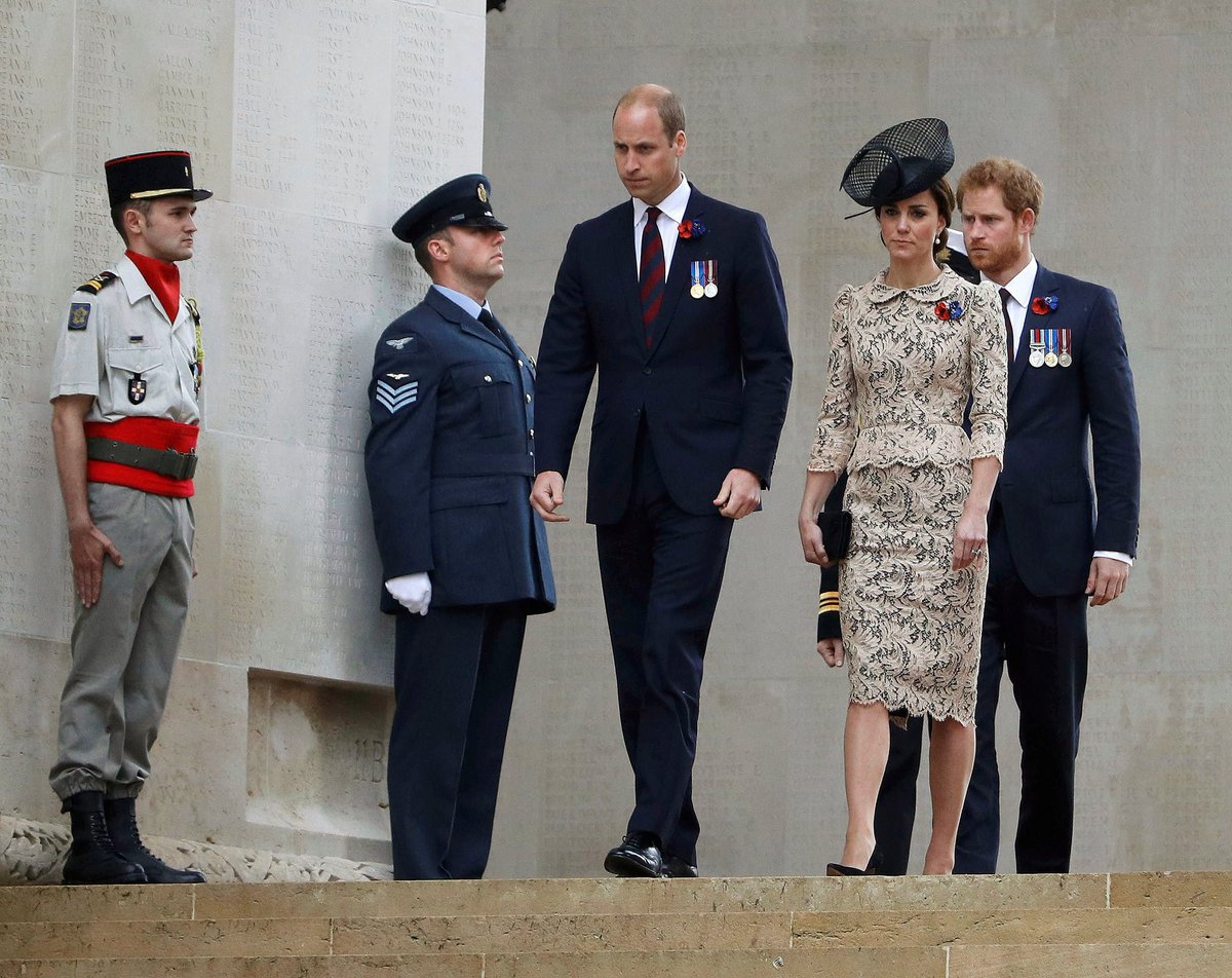 KensingtonRoyal's tweet photo. Poppies and Cornflowers, the French flowers of Rememberance, were dropped from the air during the service. https://t.co/eti1MihZW1