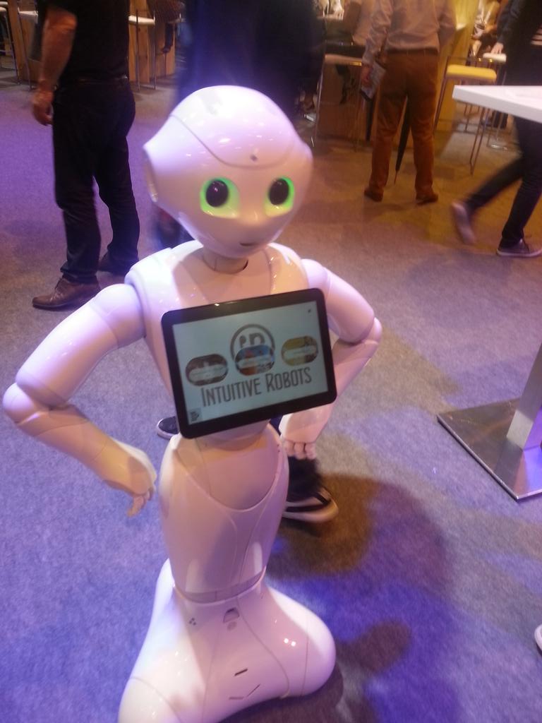 Pepper danse sur le stand Carrefour avec <a href="/IntuitiveRobots/">Intuitive Robots</a> #VivaTechnology
