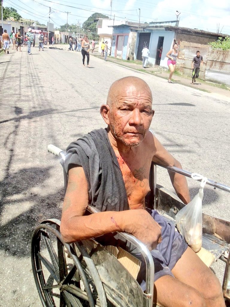 RafaelRamirezC's tweet photo. Solo un poco de comida reclamaba este abuelo en #Tucupita y así respondió la GNB en su contra. #GNBesRepresión https://t.co/FXE1P0yBJP