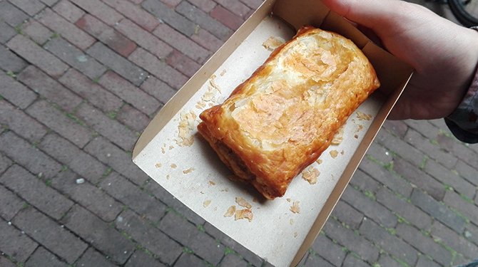 DeSpeld's tweet photo. Spijtgevoelens na het eten van een saucijzenbroodje: kom je er ooit vanaf?https://t.co/AbgBGYxuJV https://t.co/Gp38FzCv0c