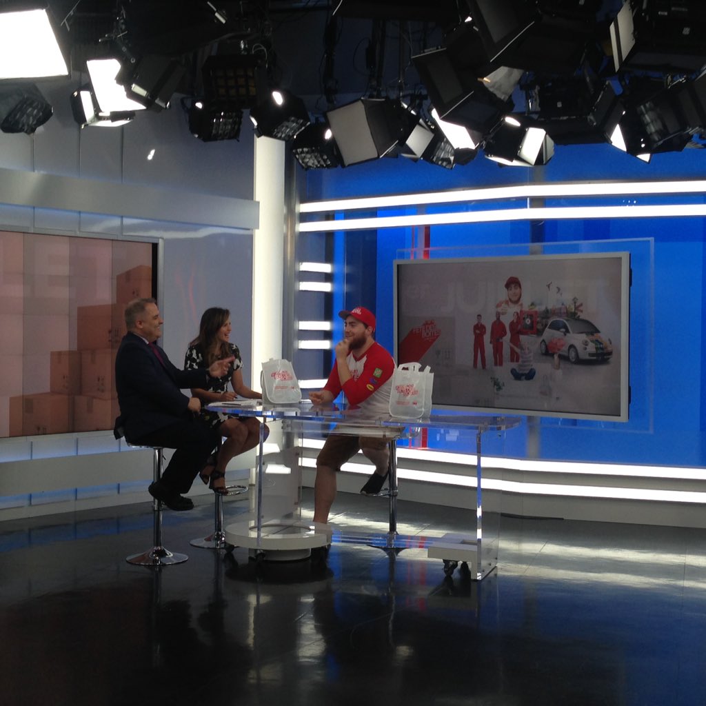 MeliLego's tweet photo. Behind the scenes chez Ici Radio Canada #3mfetedesboites #3mmovingparty https://t.co/f4N2wafA84