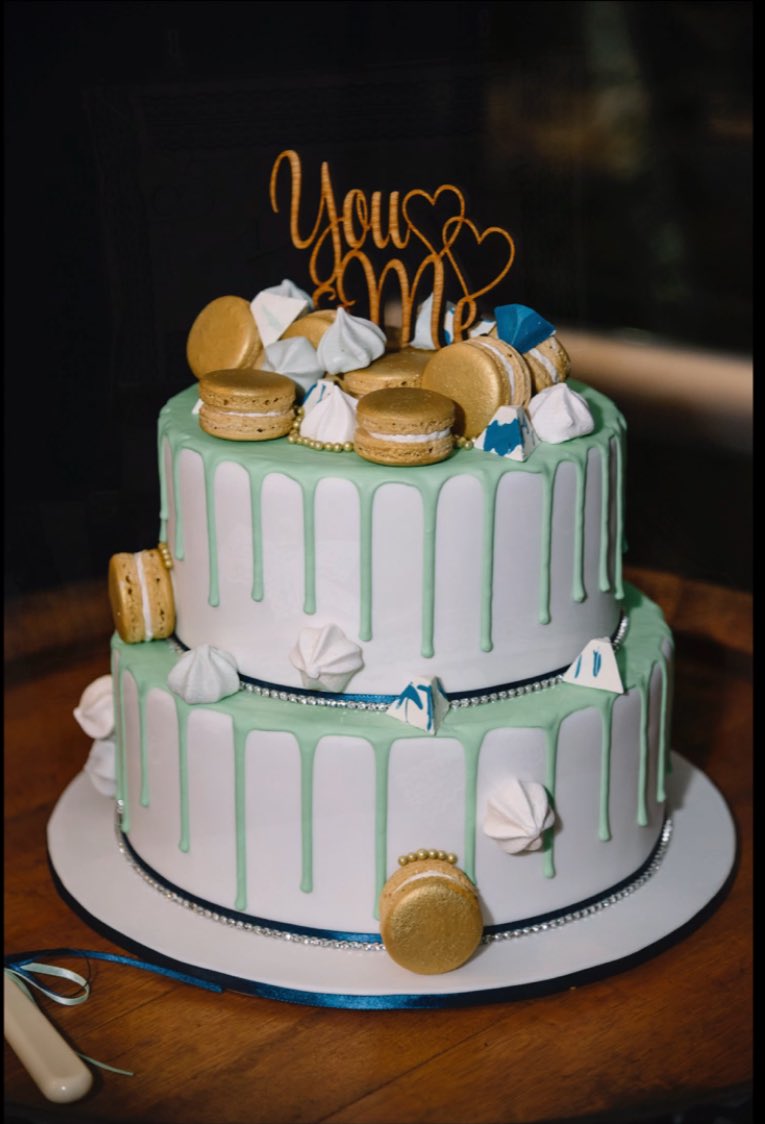 ella_bella_cake's tweet photo. Drip wedding cake topped with meringue kisses, gold macarons &amp; chocolates. #weddingcake #cake #drip https://t.co/Cdyv3fM1pR