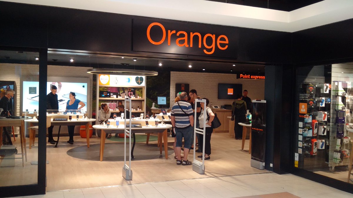 florentfaure33's tweet photo. Et un nouveau joyau #smarstore #Orange à Poitiers Casino !  @cbpbaste @vlad_enea  @vincebouyer @mattpoulet https://t.co/cf46FgvQWK