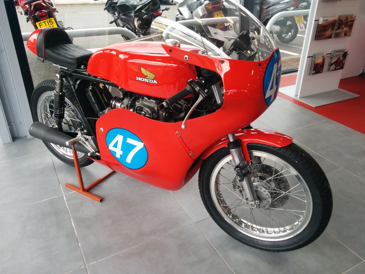 VertuMotorcycle's tweet photo. Things are taking shape @danlinfoot @DanniBradshaw @HondaRacingBSB @ohalloran22 @ohalloran22 @Nottingham_Post https://t.co/TjmFTZzkQI