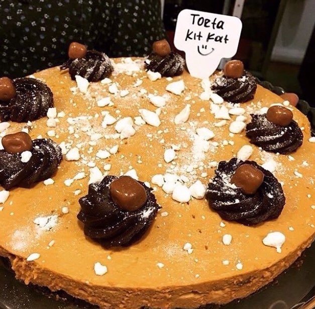 DulceriaDeXime's tweet photo. No queremos tentarlos tan temprano pero... 🍰
#TortaKitKat #happyfriday @kitkaturuguay https://t.co/zeEBnsr43T
