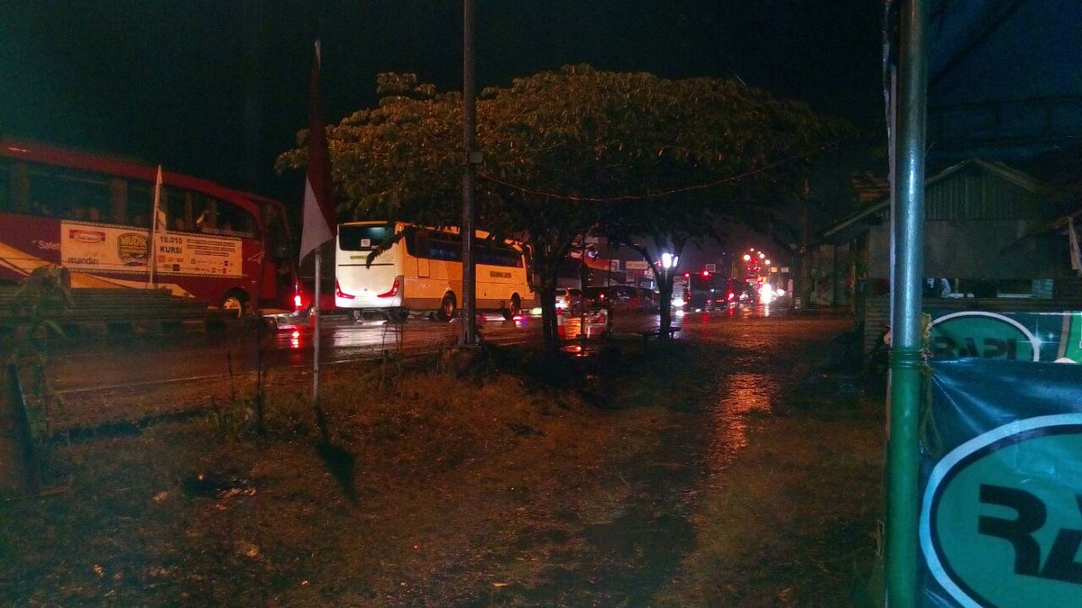 21.22 lalin setelah lingkar bumiayu arah purwokerto macet 5km