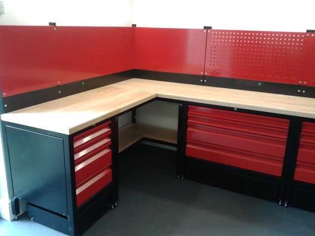 DreamGarageUK's tweet photo. Another tidy looking 'System7' metal workbench and cabinet system. Made by @PAFSystems. https://t.co/4ui0aM08II