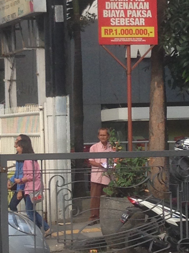 infobandung's tweet photo. RT @sherrinta:  Kalo ke bip, di antara point sama bip ada kake2 jualan buku solat gitu. Beli yah..Butuh gabutuh hehe https://t.co/qS6K50XqvL