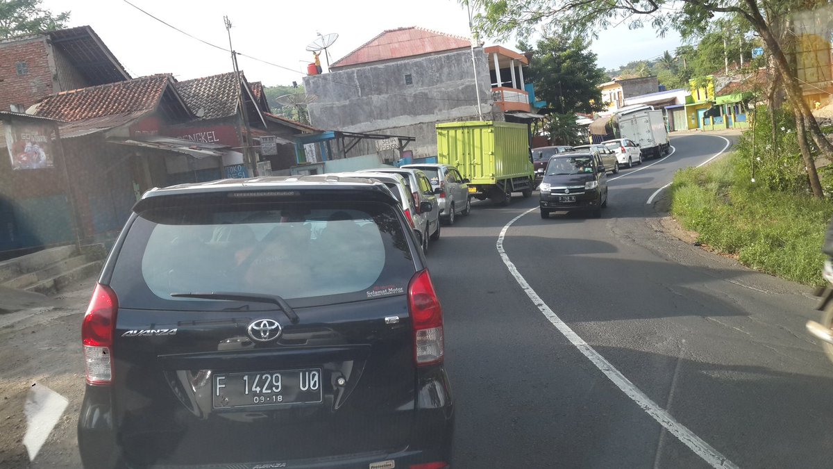 infoupdates_'s tweet photo. #UpdateMudik RT @syngun16: Lewo arah Limbangan macet mulai RM Saung Desa. #lalinBDG https://t.co/oc9u3Aq22B