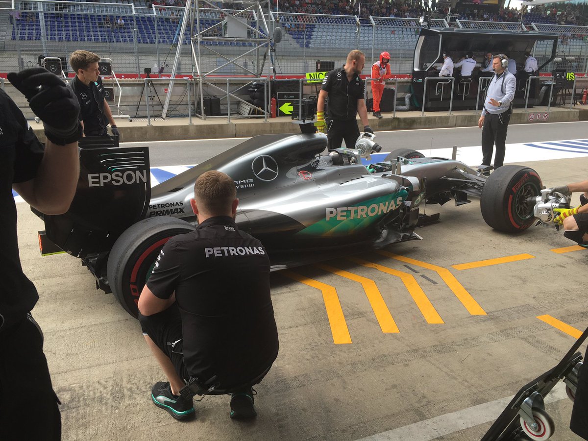 MercedesAMGF1's tweet photo. Ah, @nico_rosberg! How's things? All good? #FP1 #F1 #AustrianGP https://t.co/HNKpwemRjP
